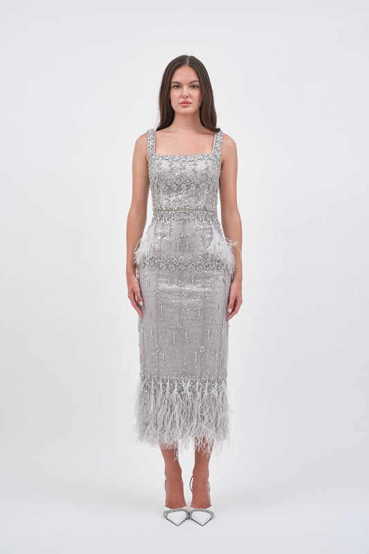 Robe de Soirée Argentée avec Détail en Plumes et Traîne Élégante