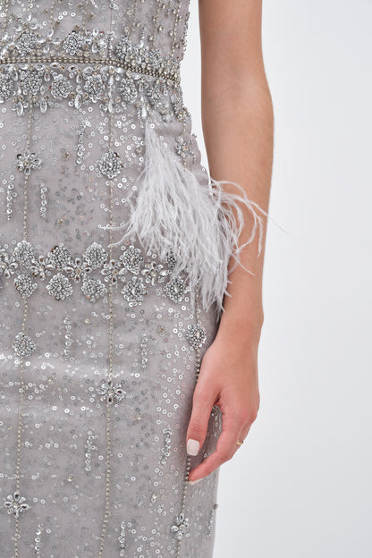 Robe de Soirée Argentée avec Détail en Plumes et Traîne Élégante