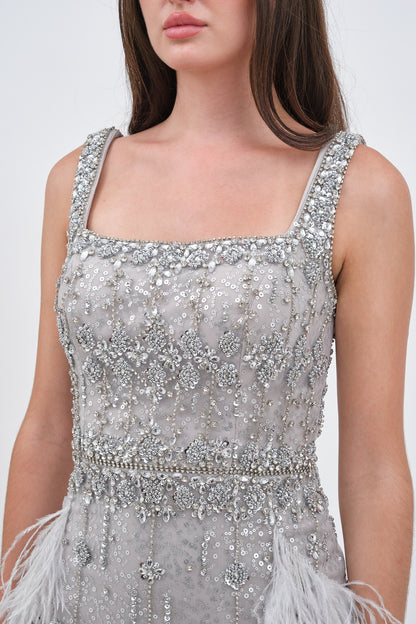 Robe de Soirée Argentée avec Détail en Plumes et Traîne Élégante