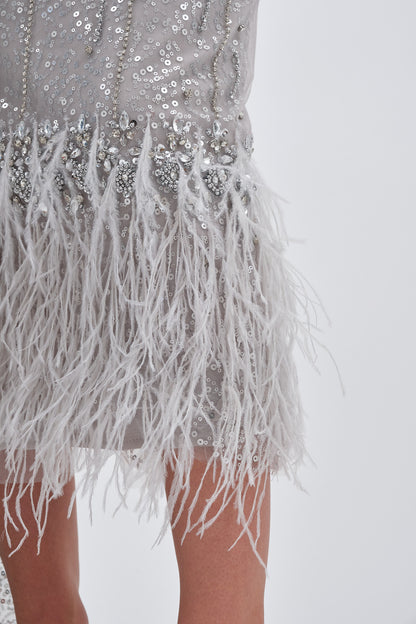 Robe de Soirée Argentée avec Détail en Plumes et Traîne Élégante