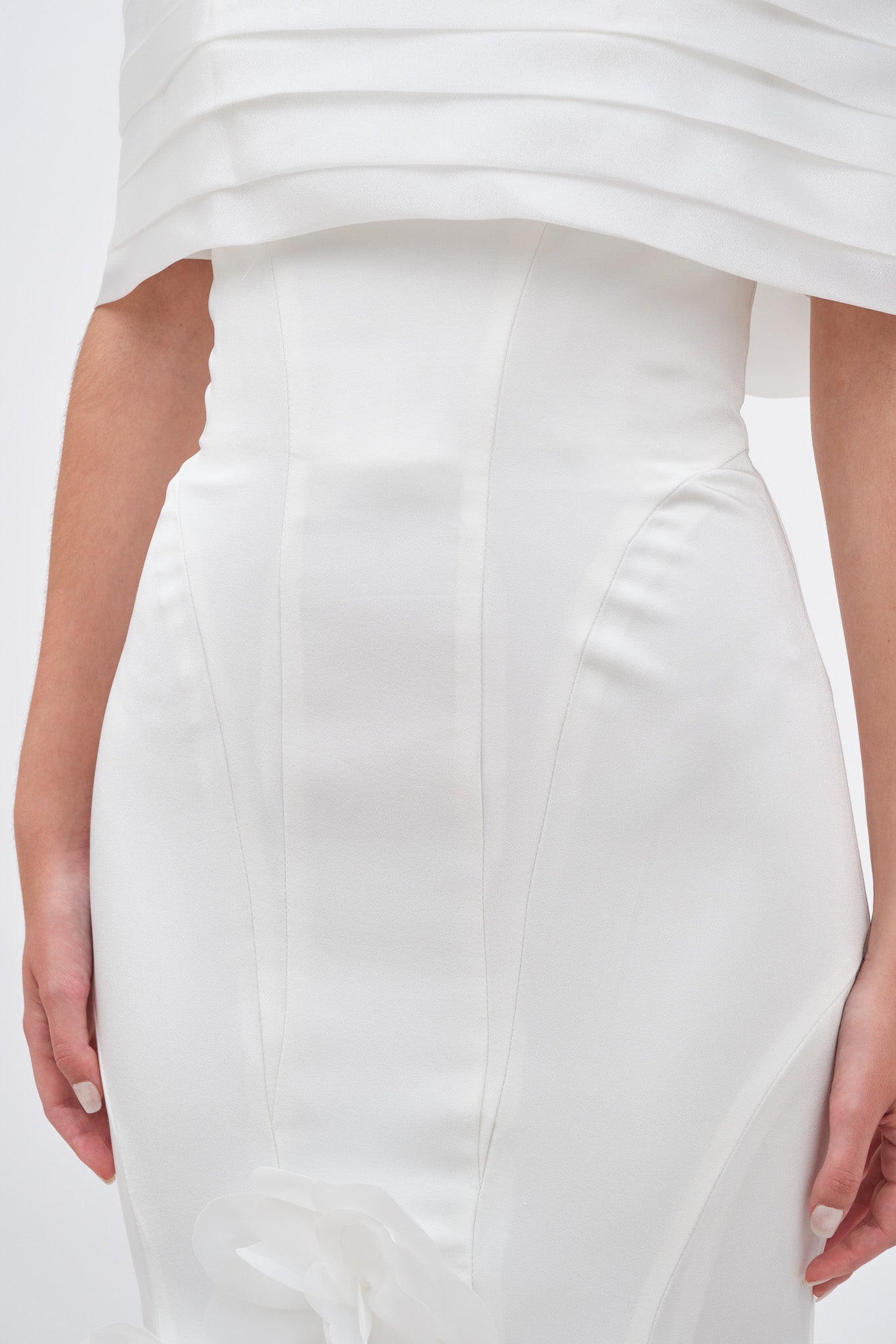 Robe blanche traine Floral corset structuré