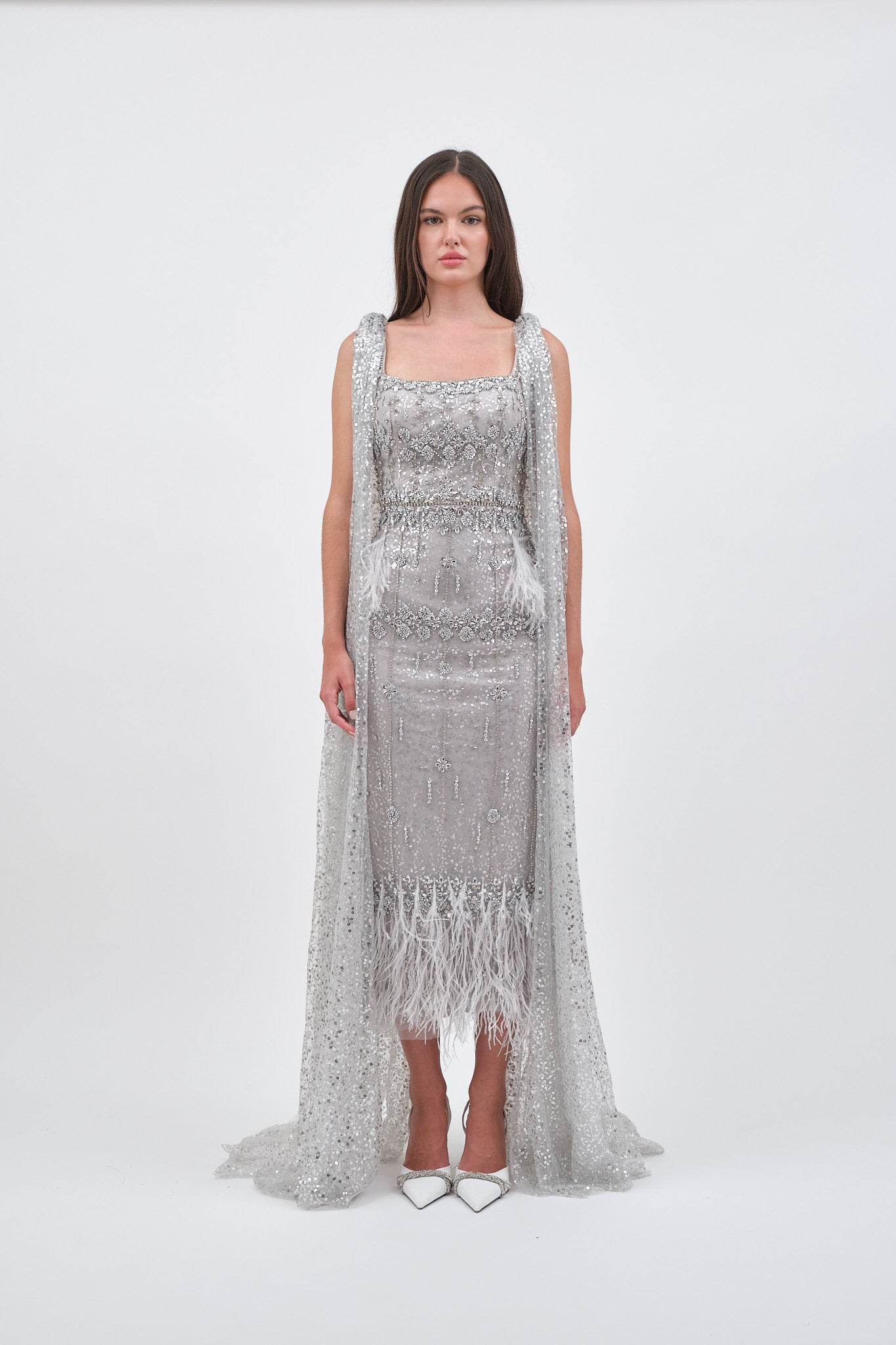 Robe de Soirée Argentée avec Détail en Plumes et Traîne Élégante