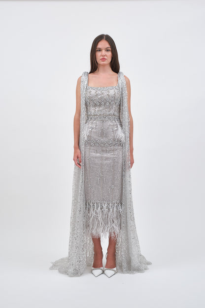 Robe de Soirée Argentée avec Détail en Plumes et Traîne Élégante