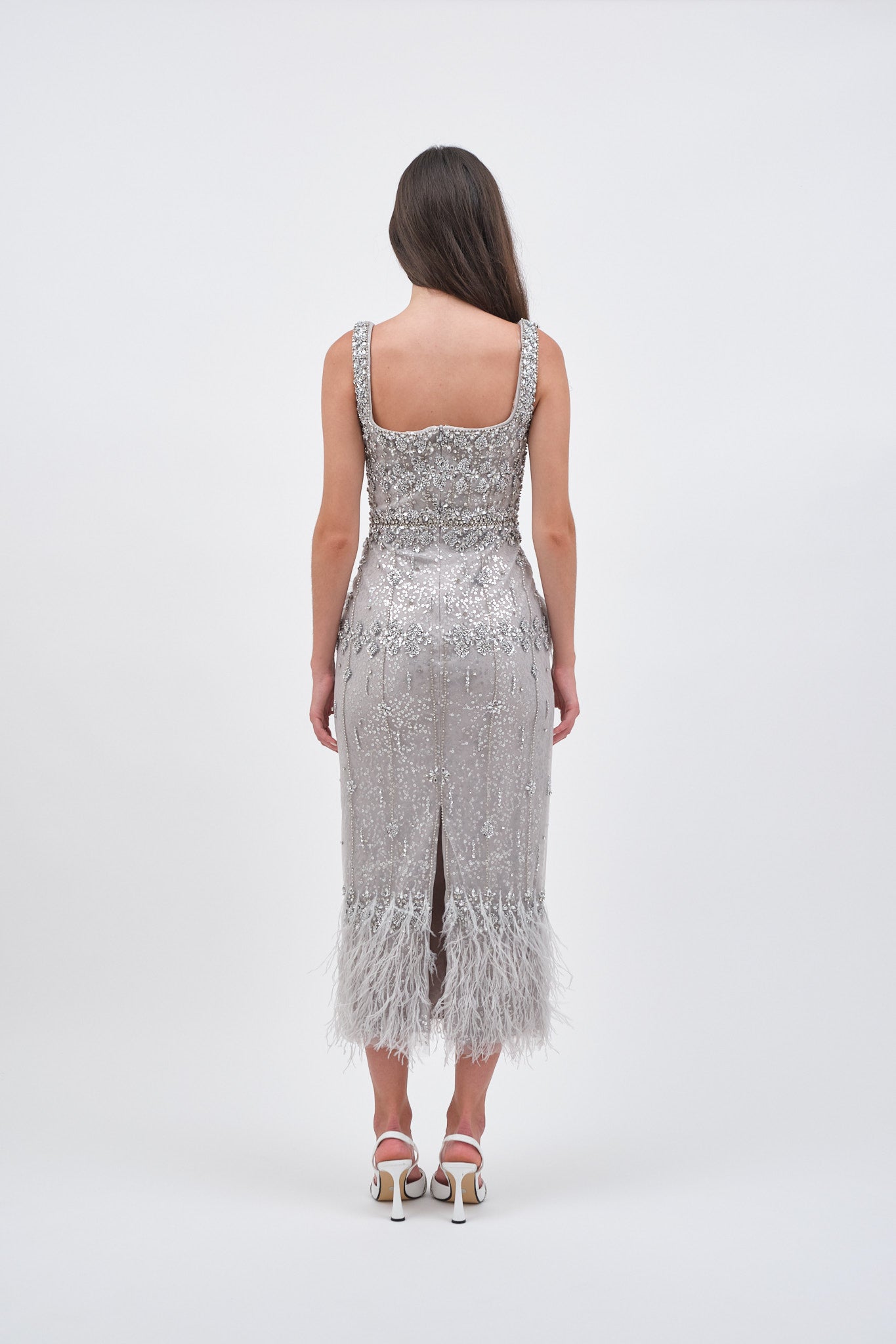 Robe de Soirée Argentée avec Détail en Plumes et Traîne Élégante
