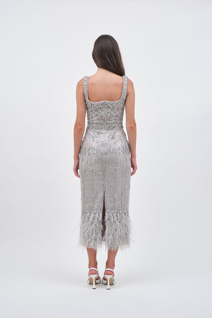 Robe de Soirée Argentée avec Détail en Plumes et Traîne Élégante