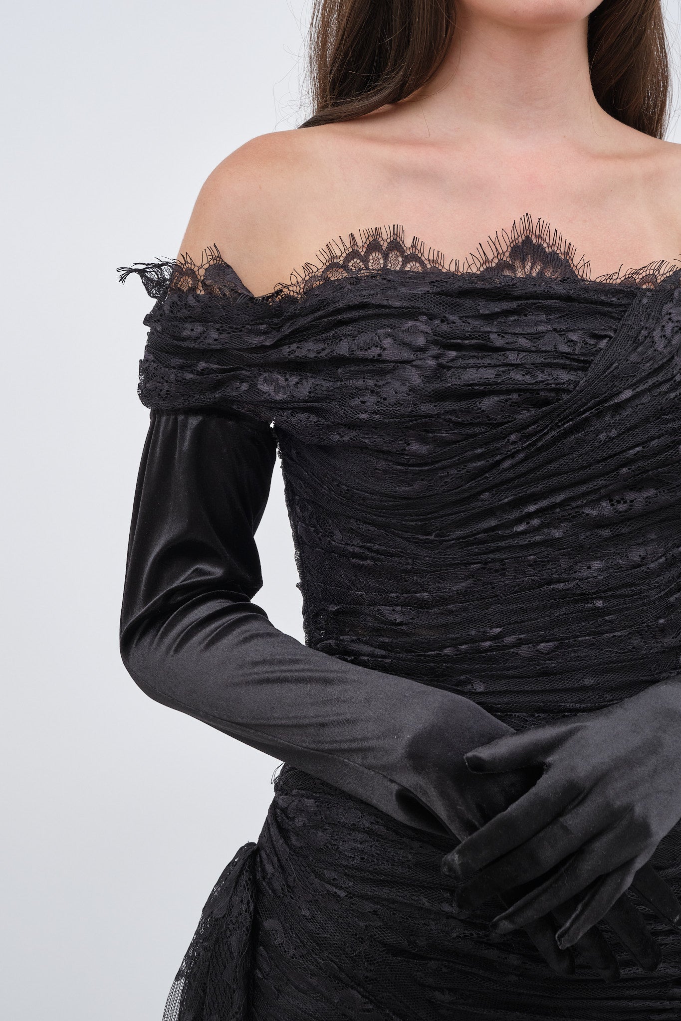 Robe Noire en Dentelle avec Gants Longs