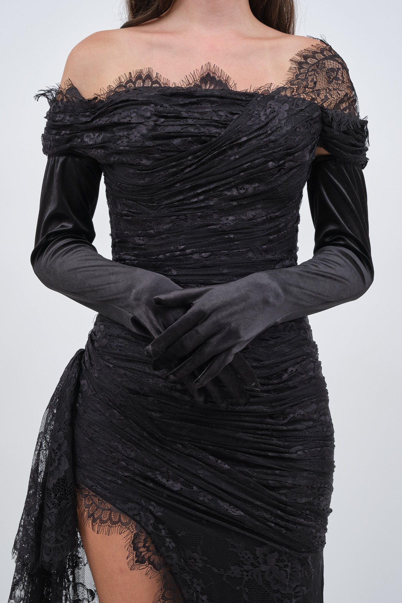 Robe Noire en Dentelle avec Gants Longs