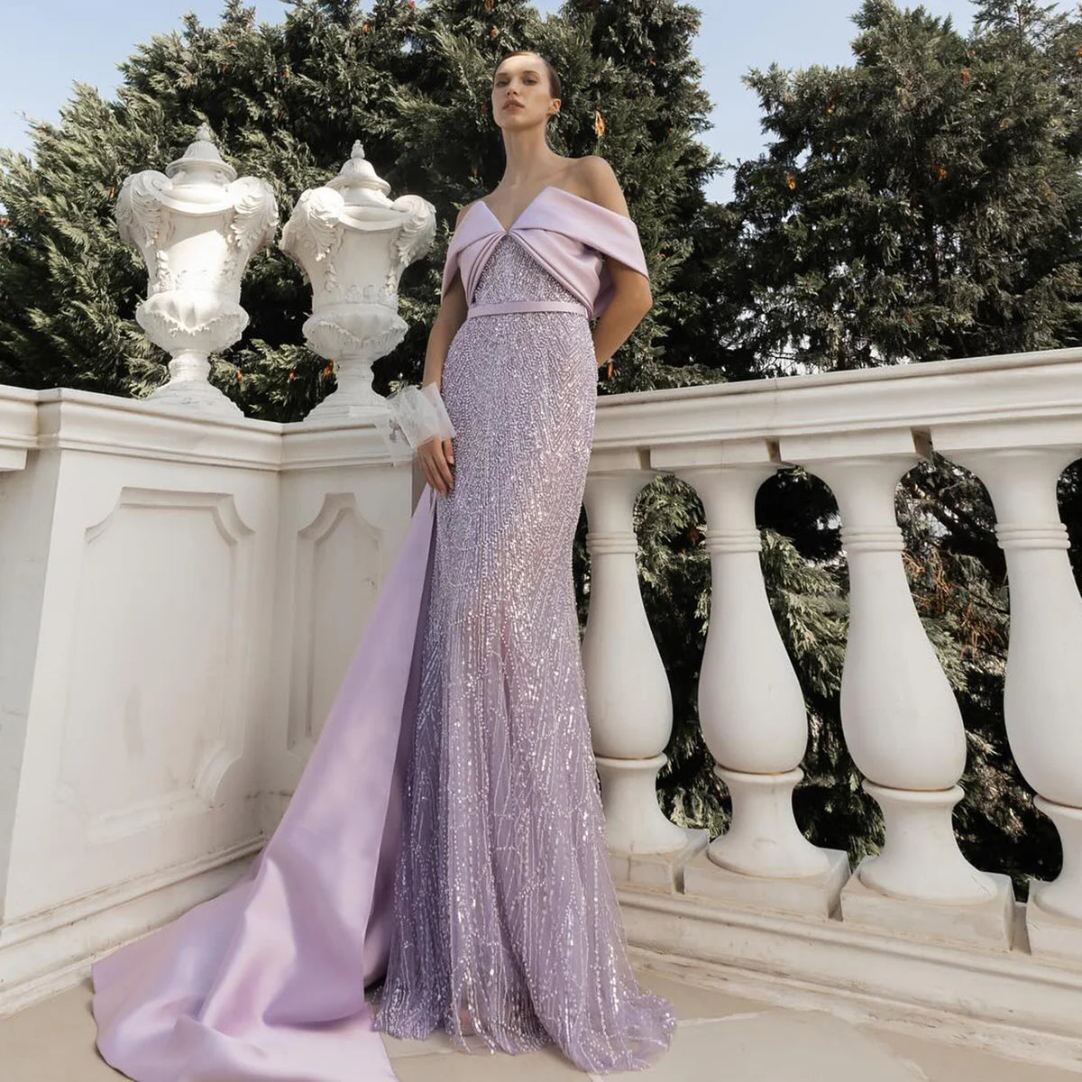 Robe lilas avec traîne en satin