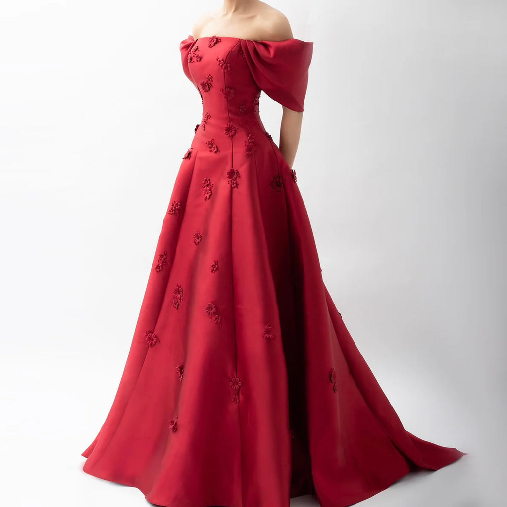 Robe Rouge avec Manches Bouffantes et Détails Fleuris