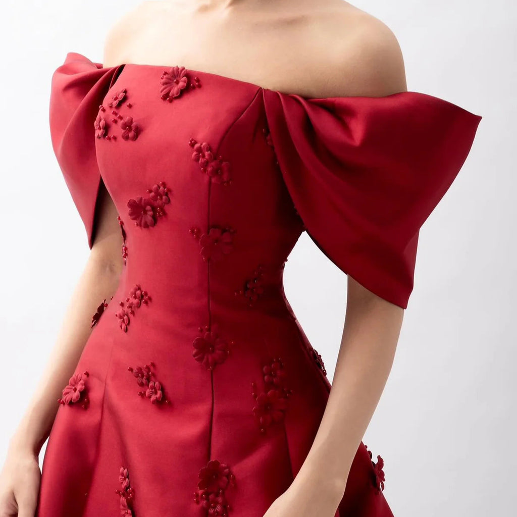 Robe Rouge avec Manches Bouffantes et Détails Fleuris