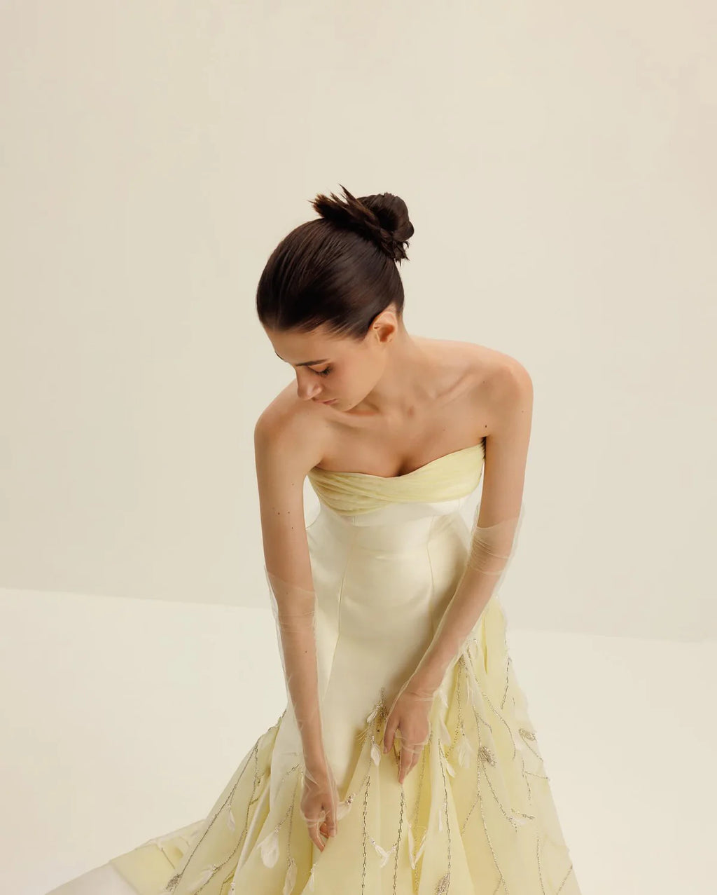 Robe bustier jaune en satin