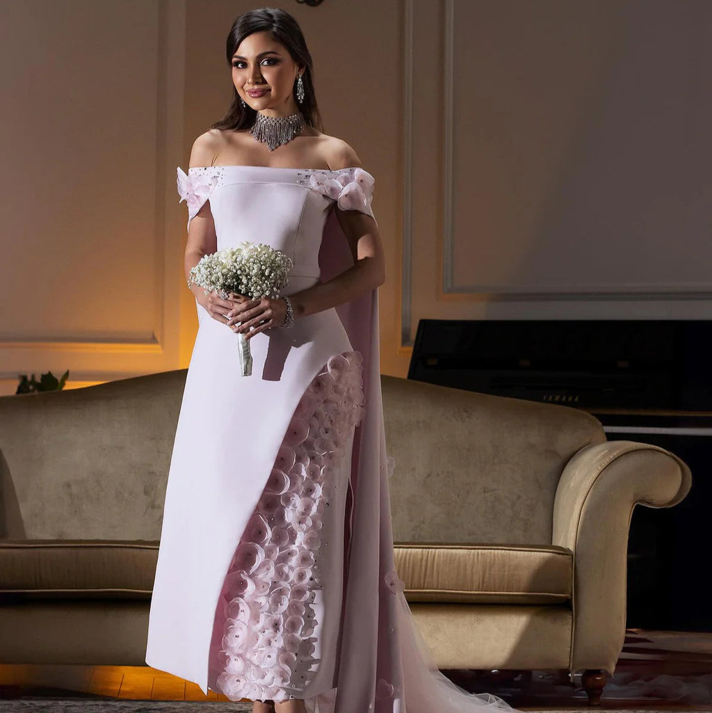 Robe Rose Élégante avec Détails Floraux et Traîne