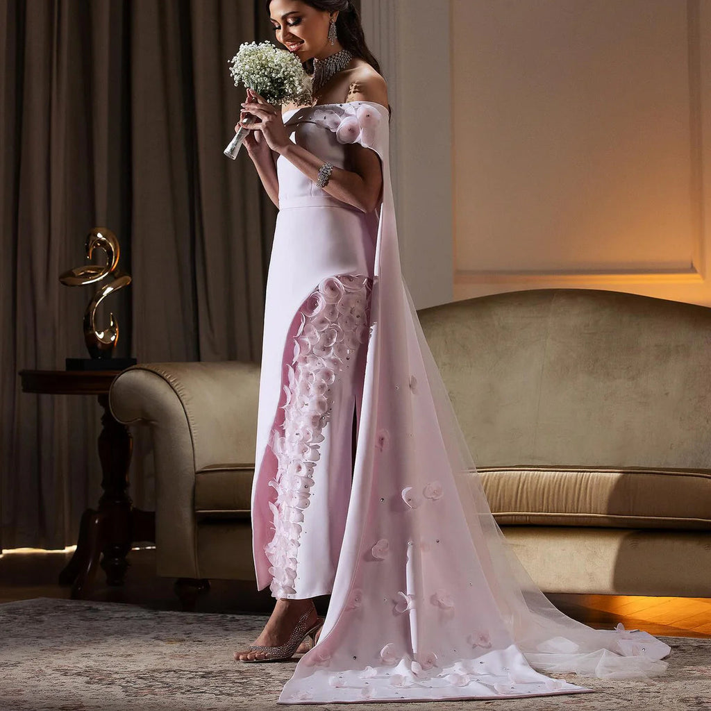 Robe Rose Élégante avec Détails Floraux et Traîne