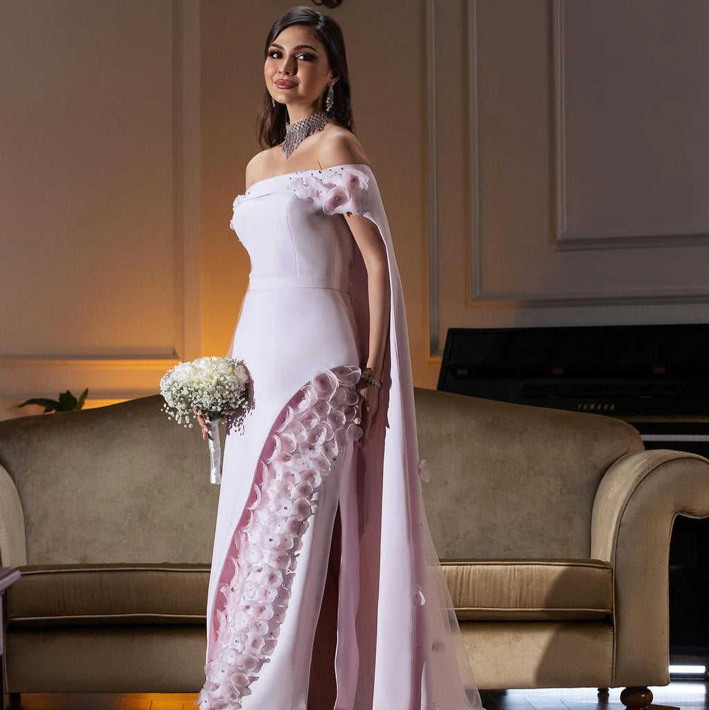 Robe Rose Élégante avec Détails Floraux et Traîne