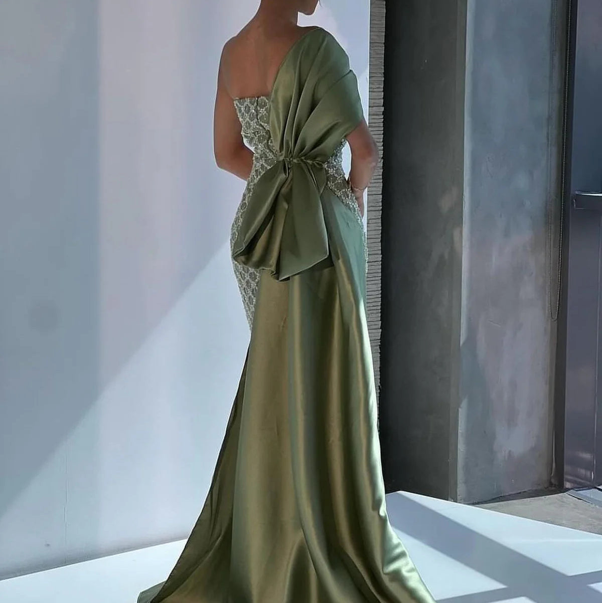 Robe verte manche asymétrique