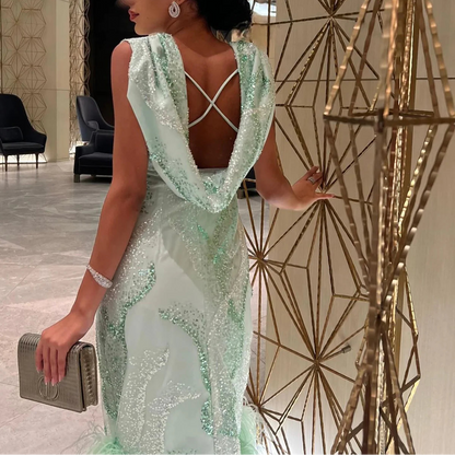 Robe brodée avec plumes et dos croisé
