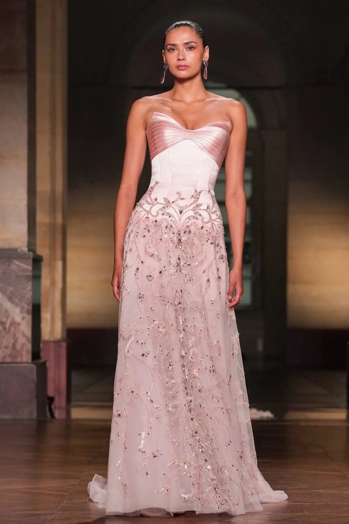 Robe bustier rose brodée