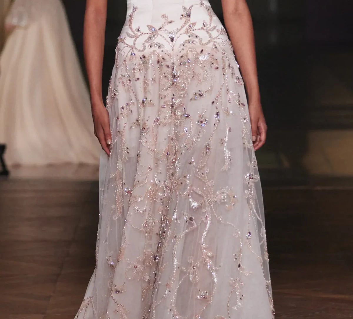 Robe bustier rose brodée