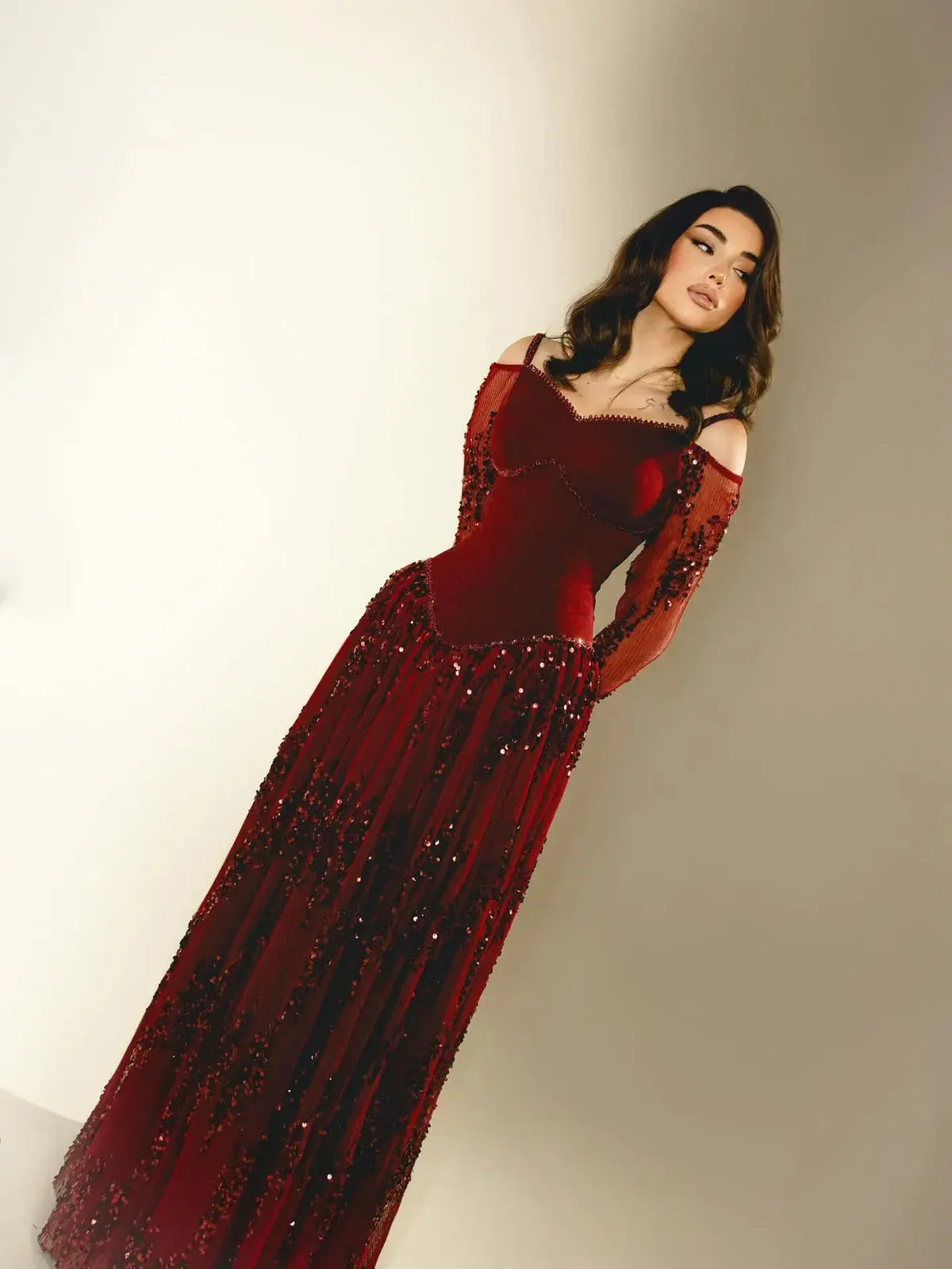 Robe rouge brodée