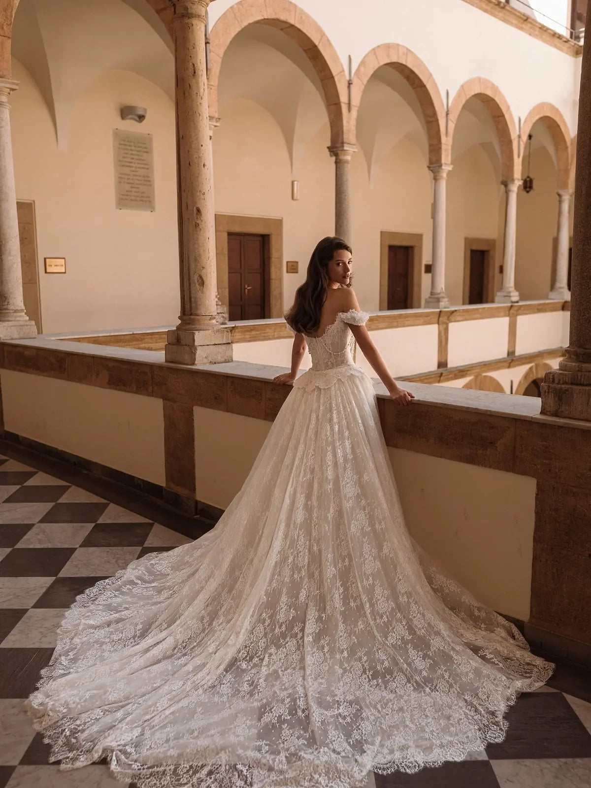 Robe traîne dentelle