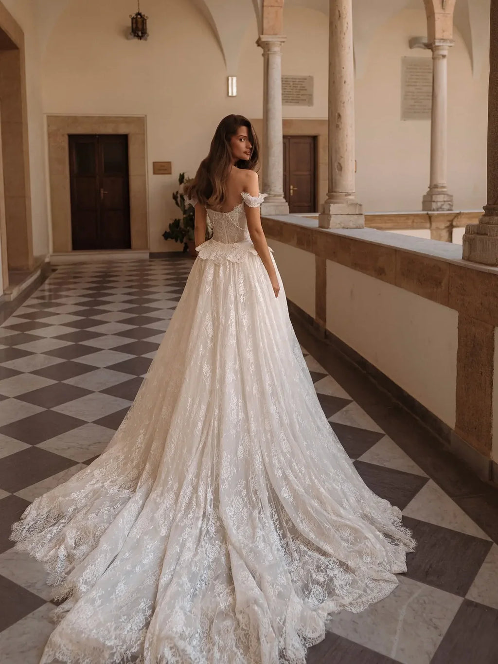 Robe traîne dentelle