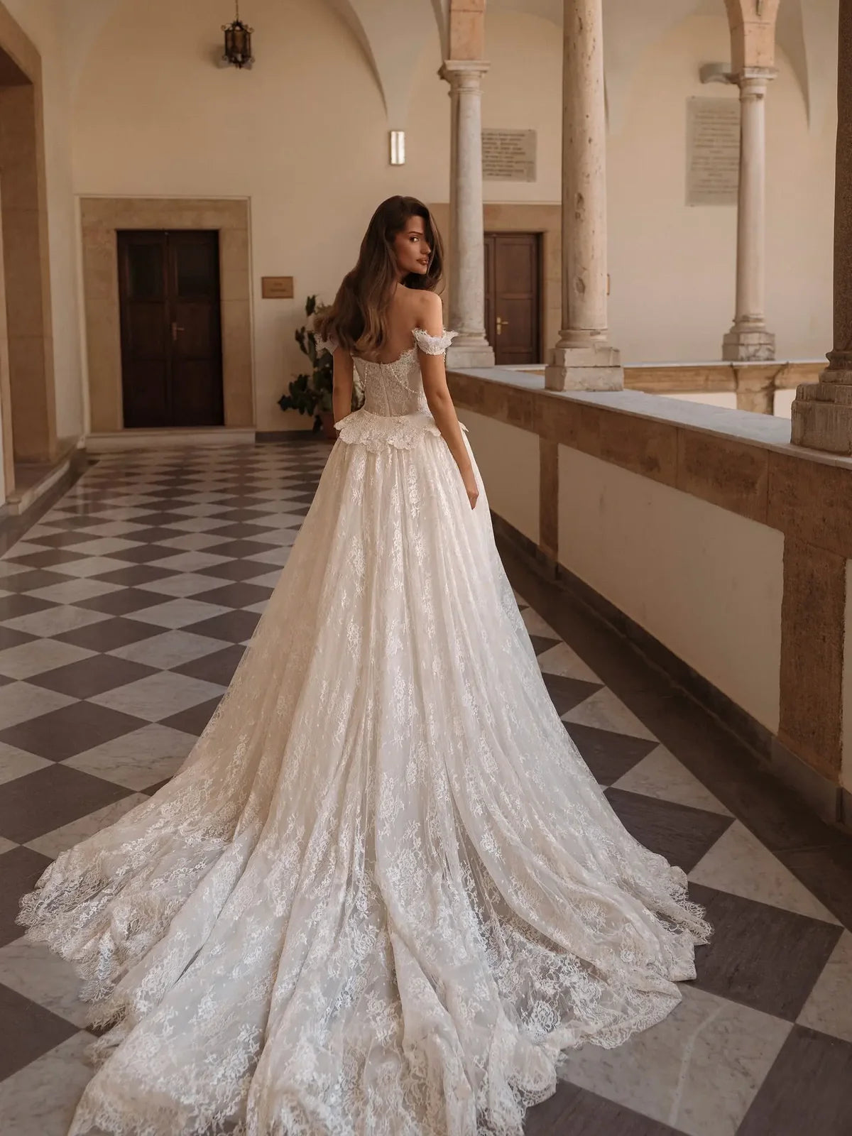 Robe traîne dentelle