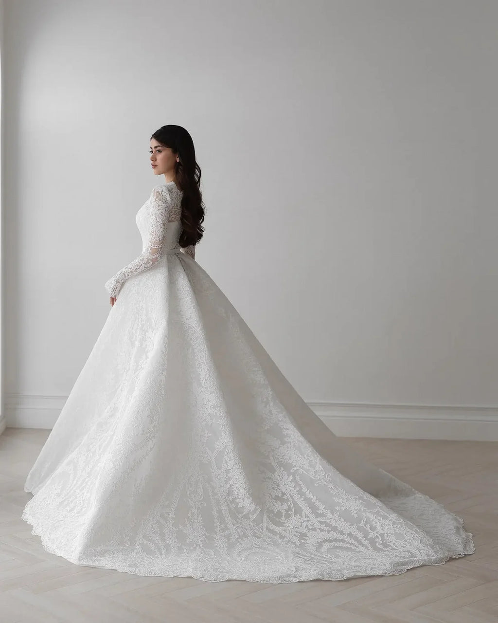 Robe brodée avec voile