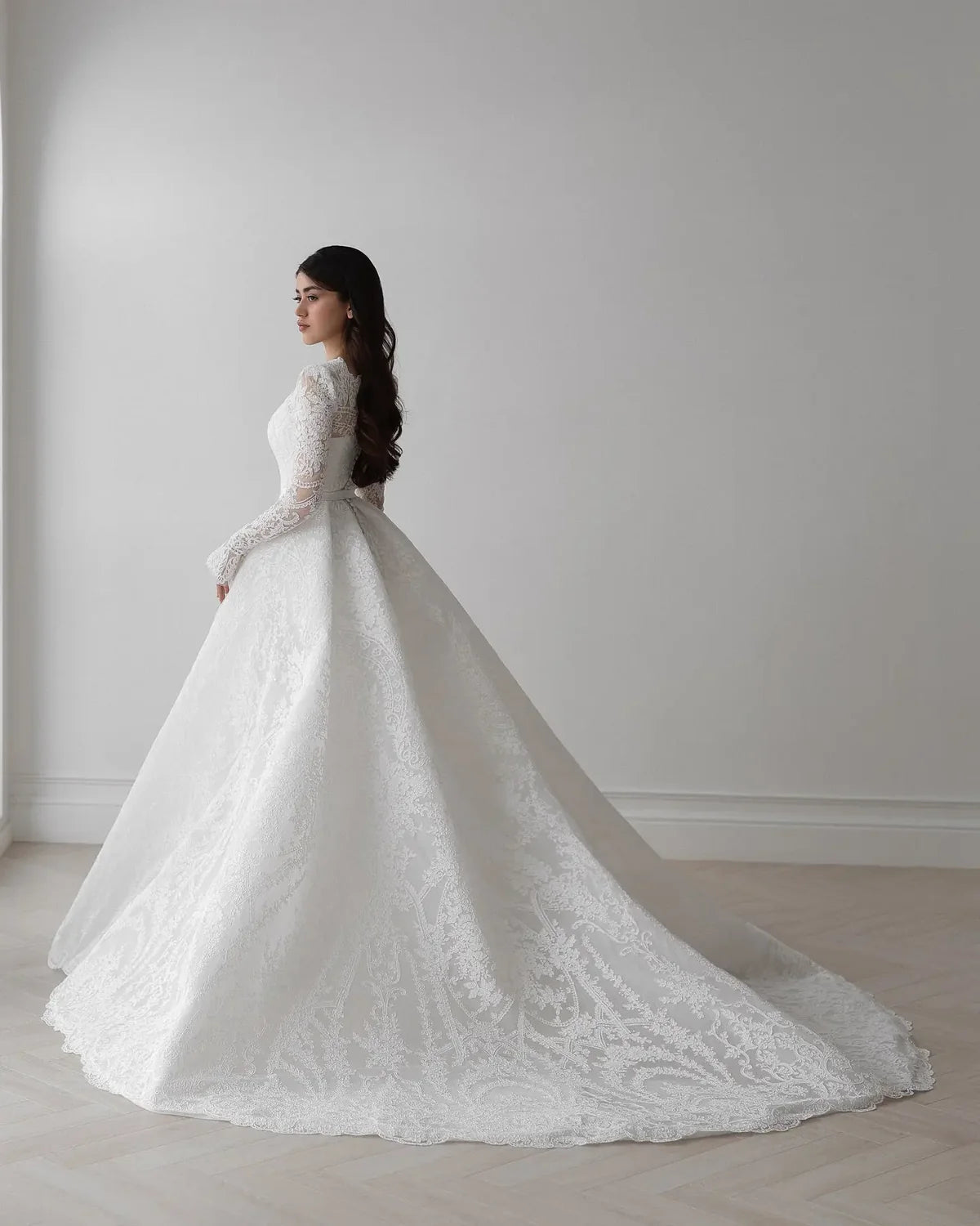 Robe brodée avec voile