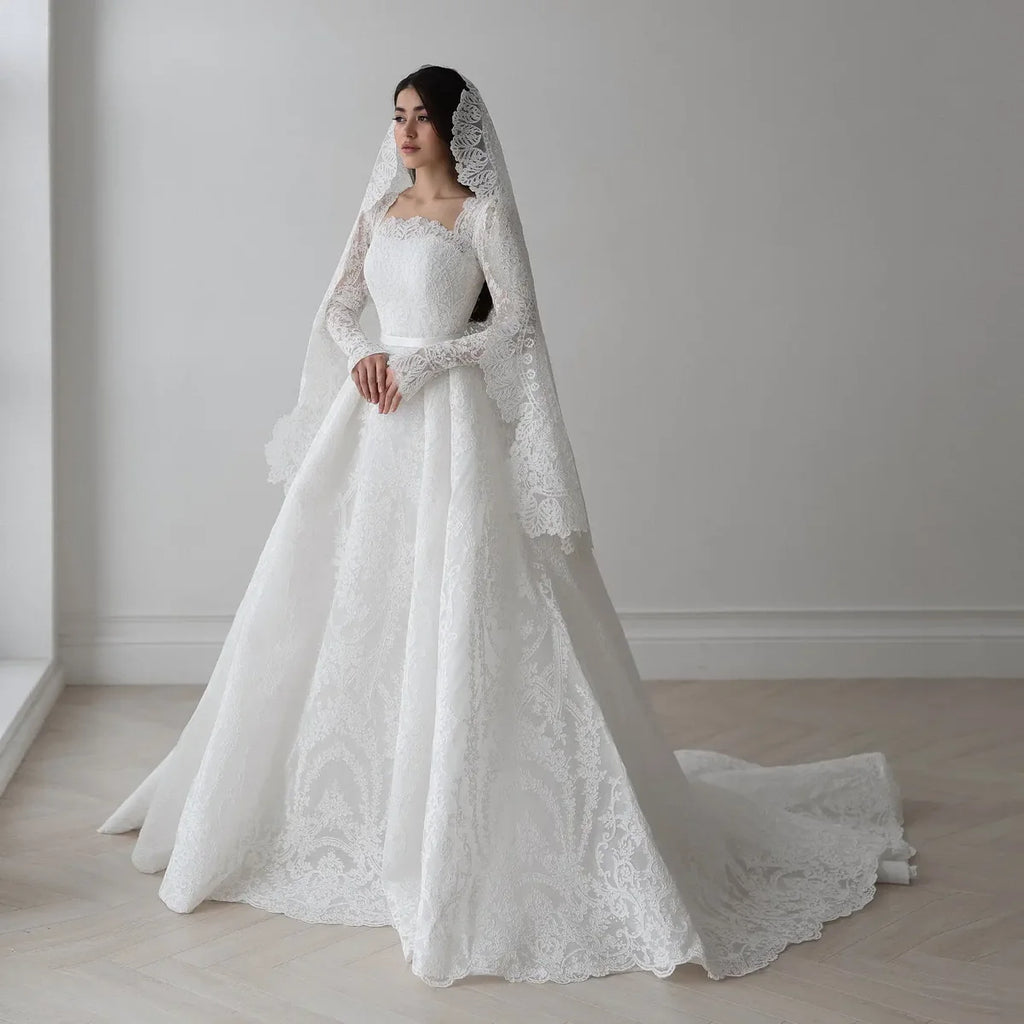 Robe brodée avec voile