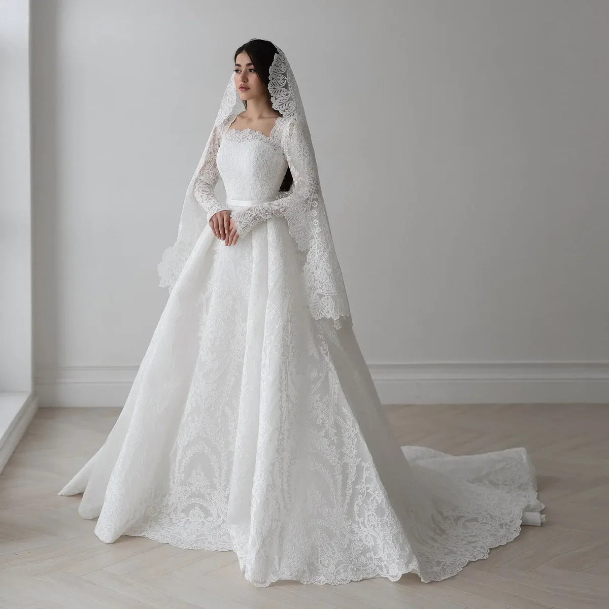 Robe brodée avec voile