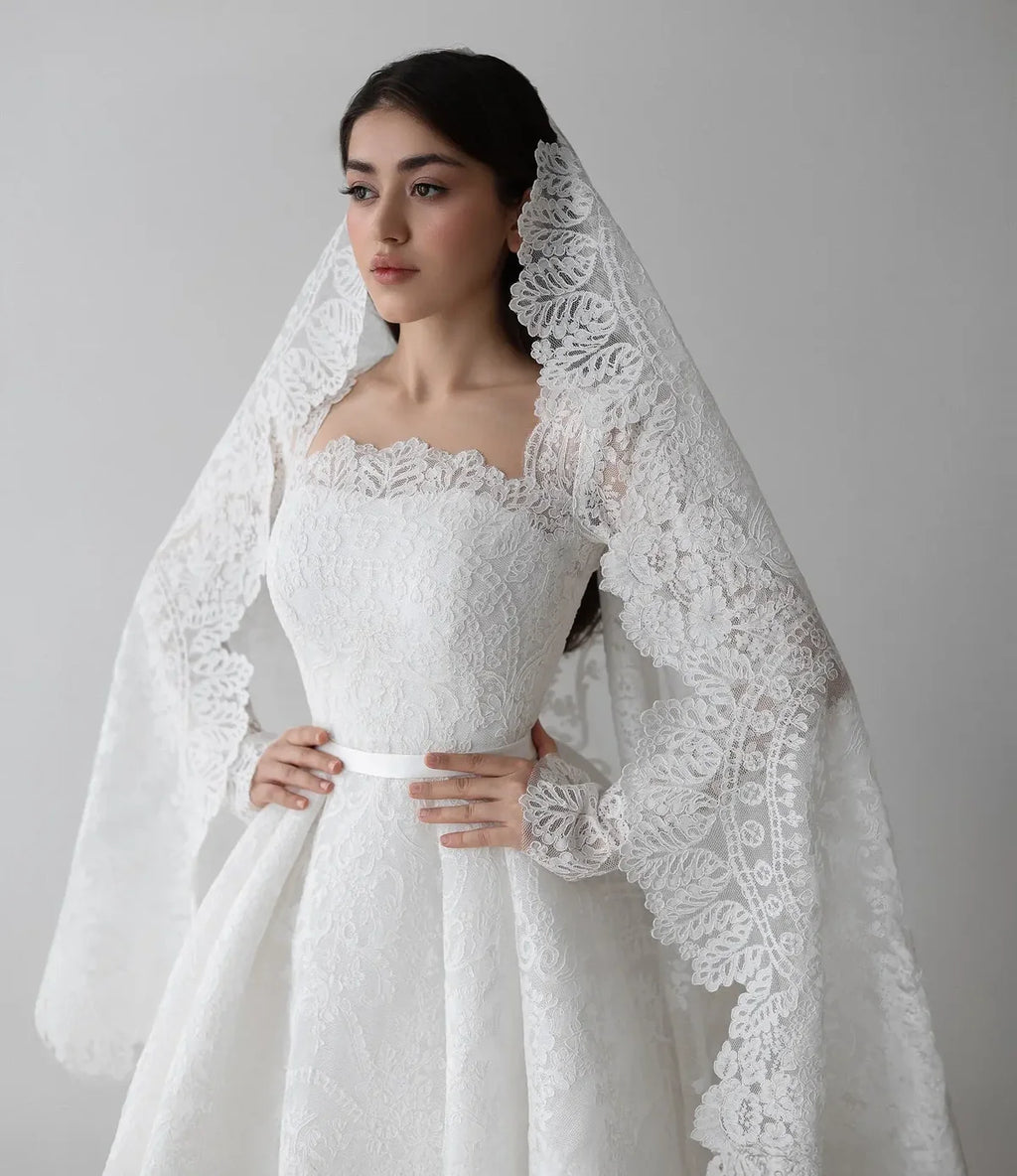 Robe brodée avec voile