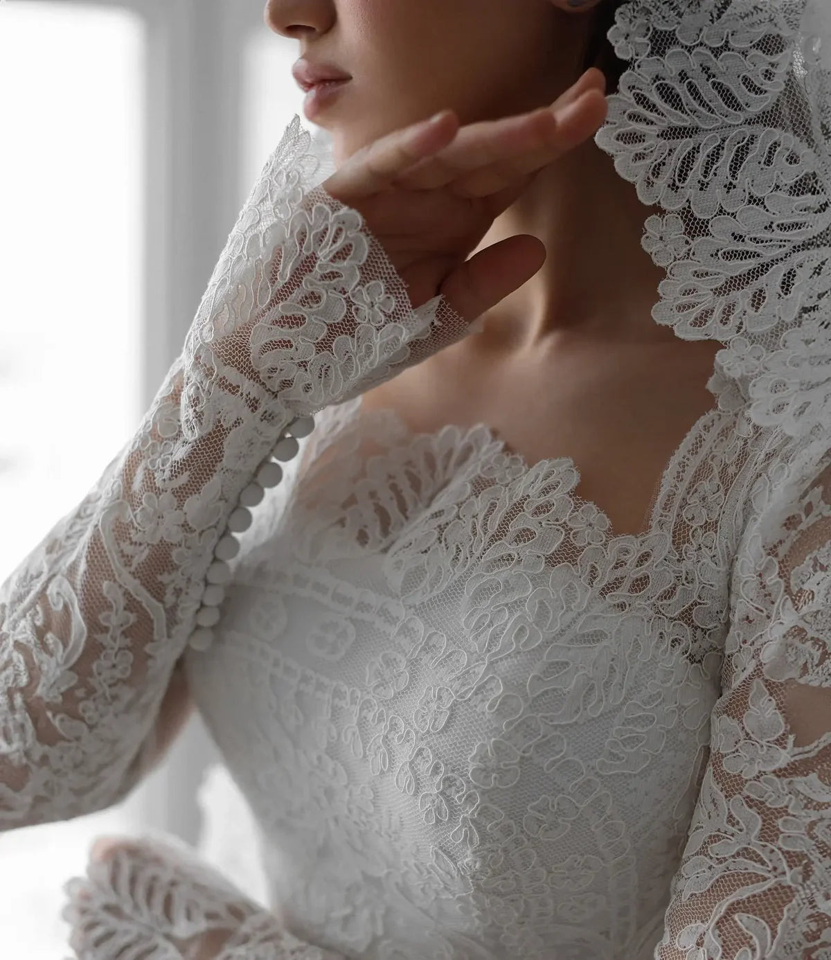 Robe brodée avec voile