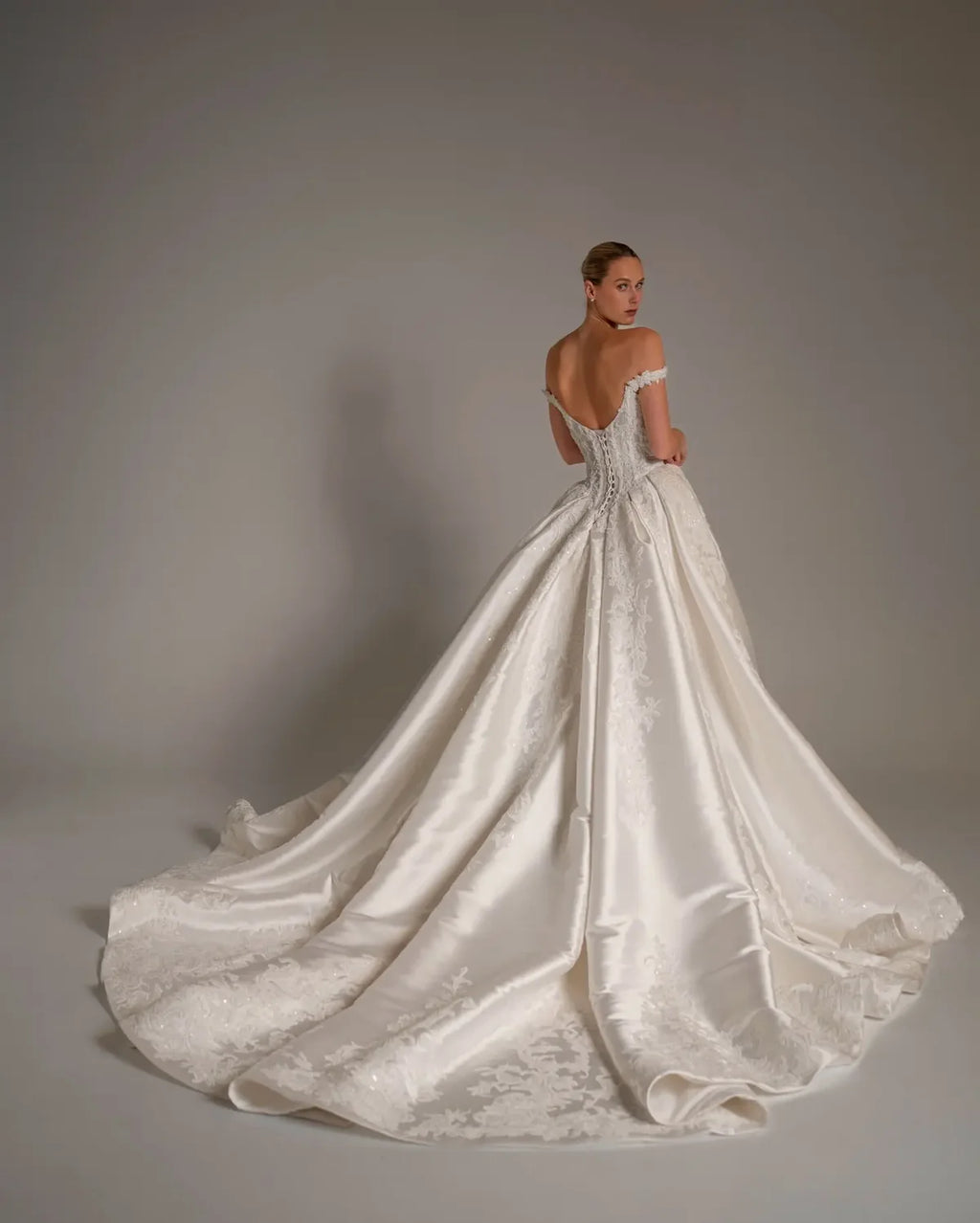 Robe mariée satin brodée