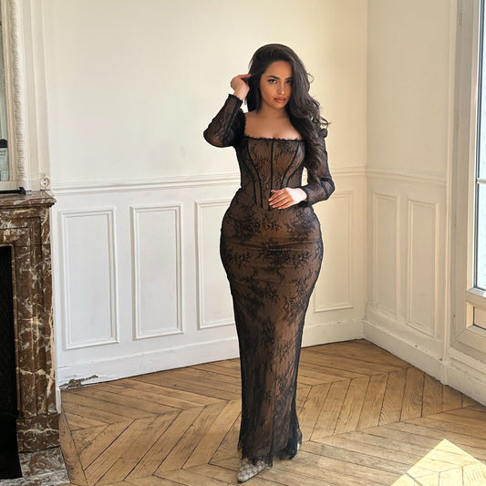 Robe Noire Longue en Dentelle avec Corsage Structuré