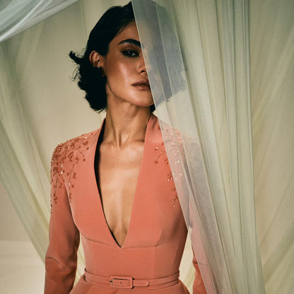 Robe à manches longues avec jupe plissée et détails brodés
