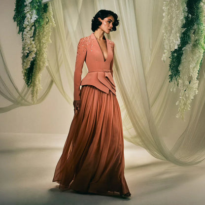 Robe à manches longues avec jupe plissée et détails brodés