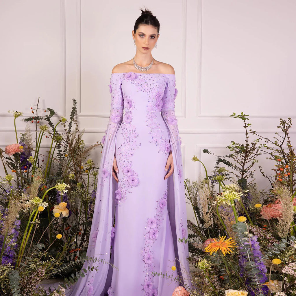 Robe lilas avec manches longues et traîne