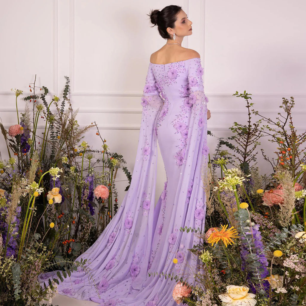 Robe lilas avec manches longues et traîne