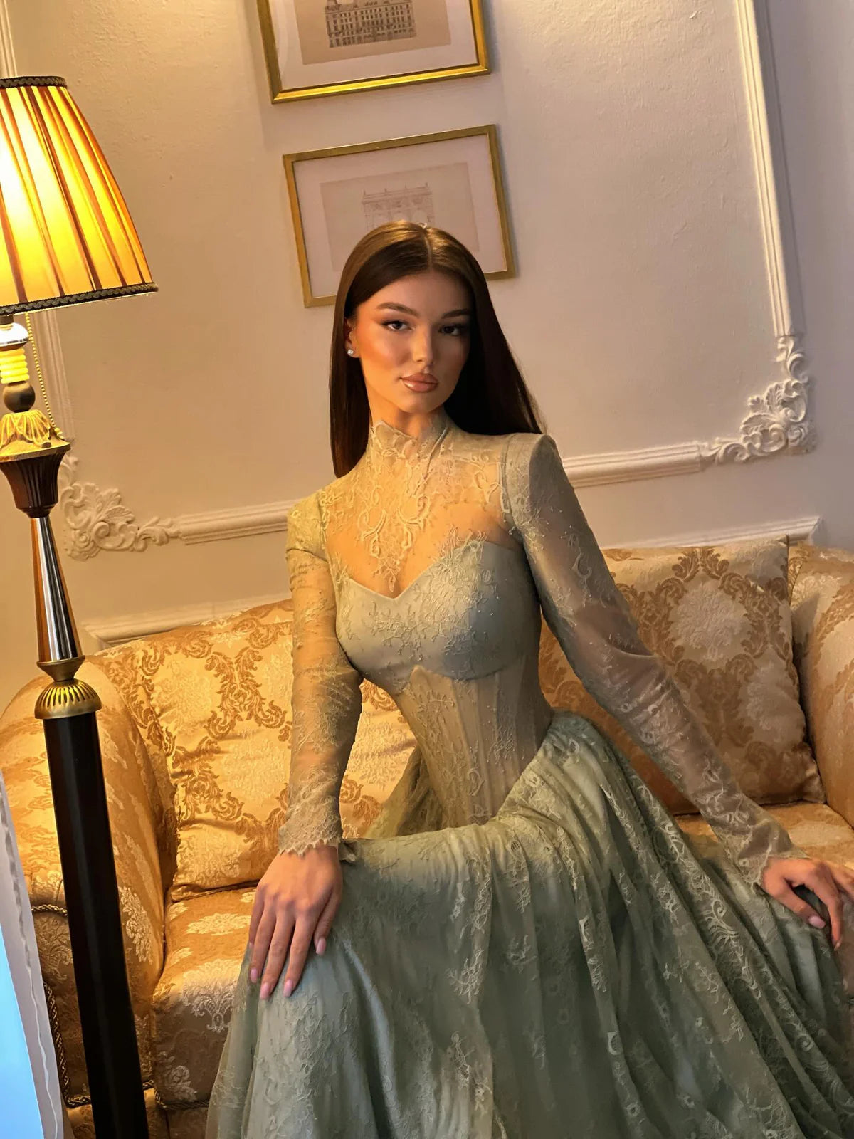 Robe dentelle col montant