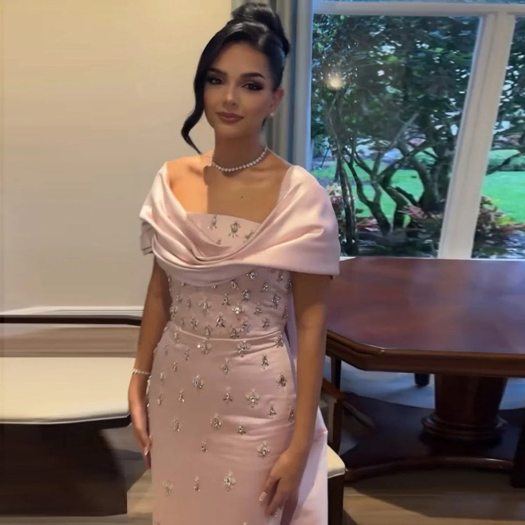 Robe de Soirée Élégante en Rose Poudré avec Broderies et Détails en Perles