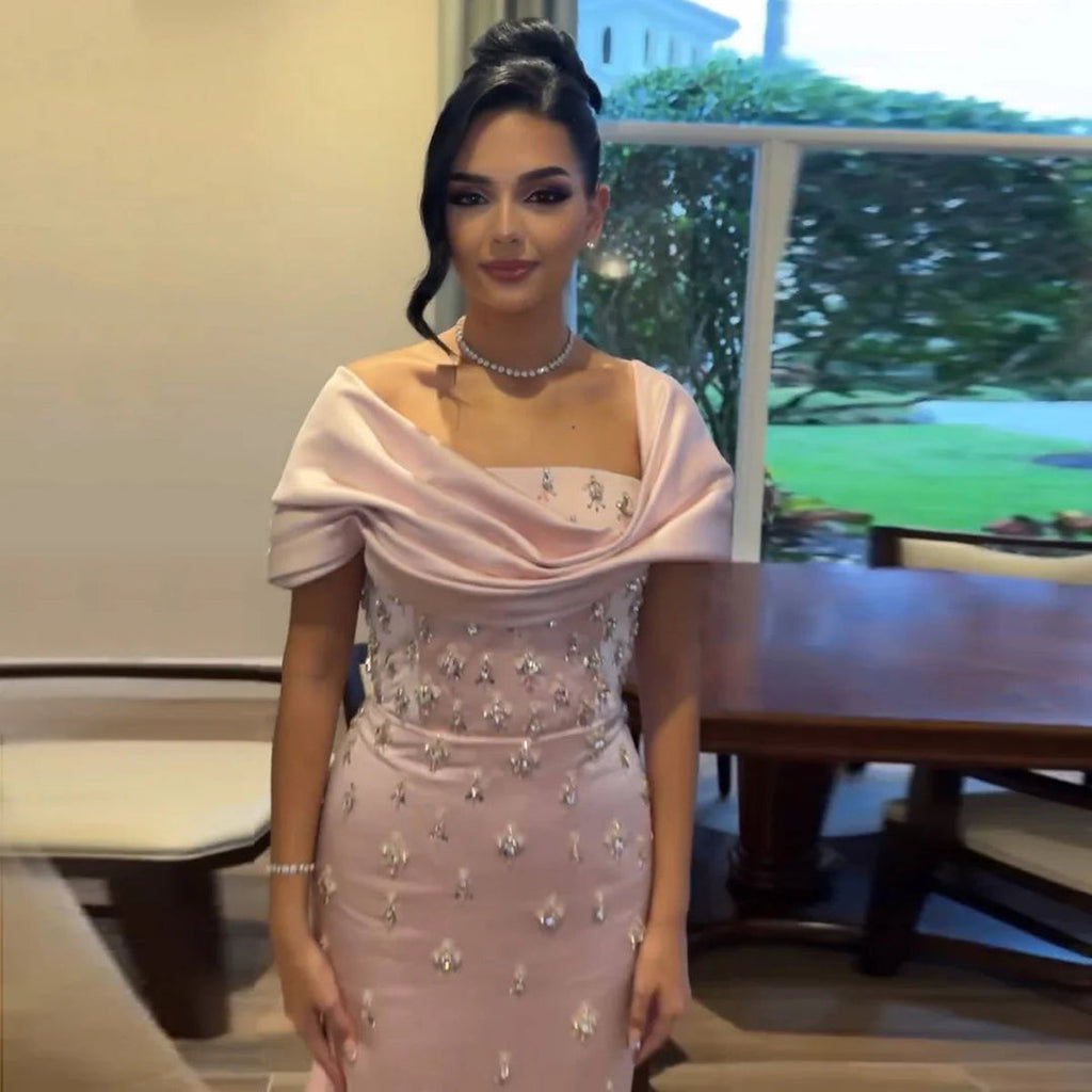Robe de Soirée Élégante en Rose Poudré avec Broderies et Détails en Perles