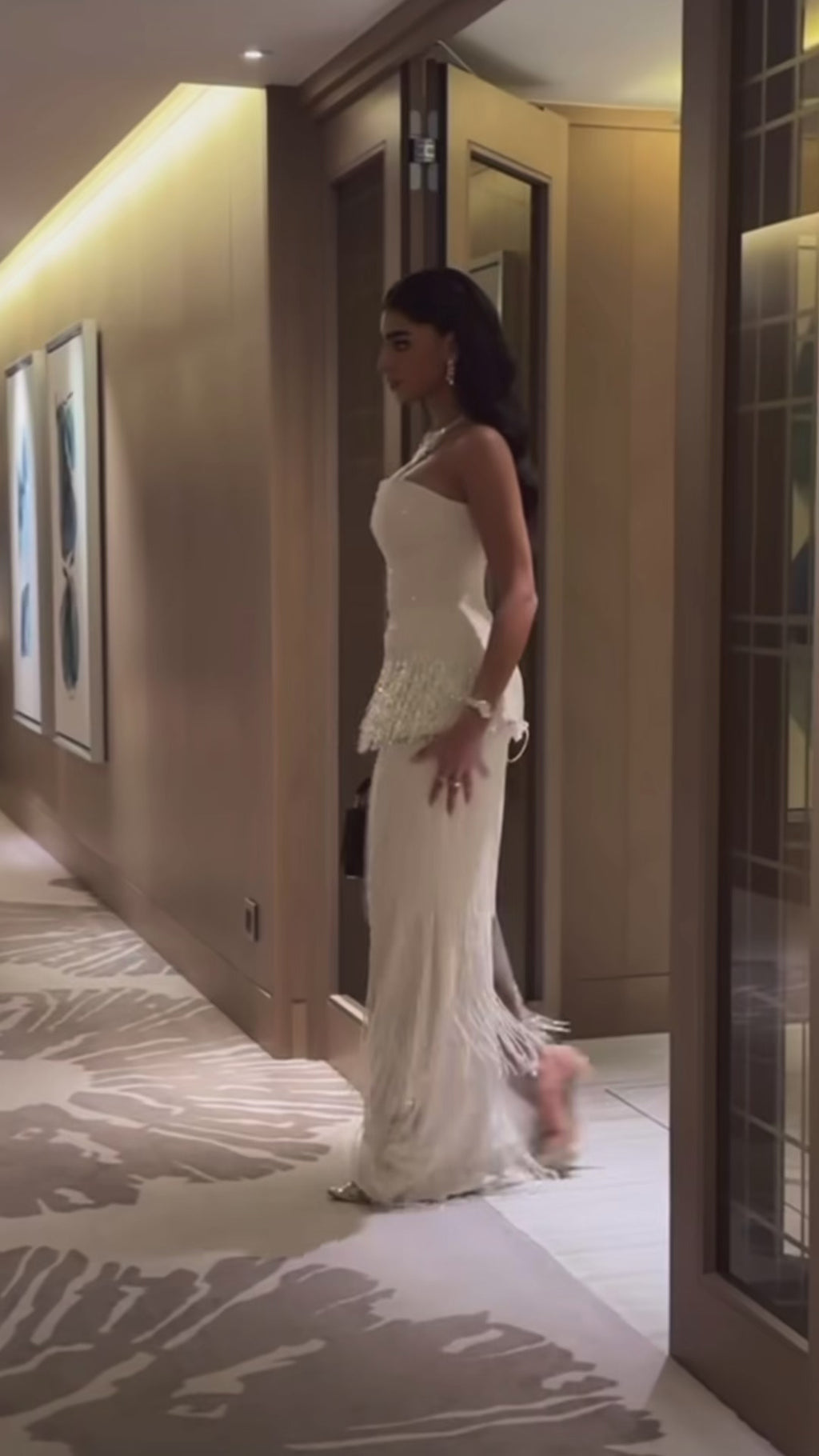 Robe Blanche Bustier avec Franges Argentées et Détails Cristal