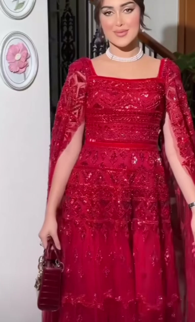 Robe Rouge Écarlate avec Manches Brodées
