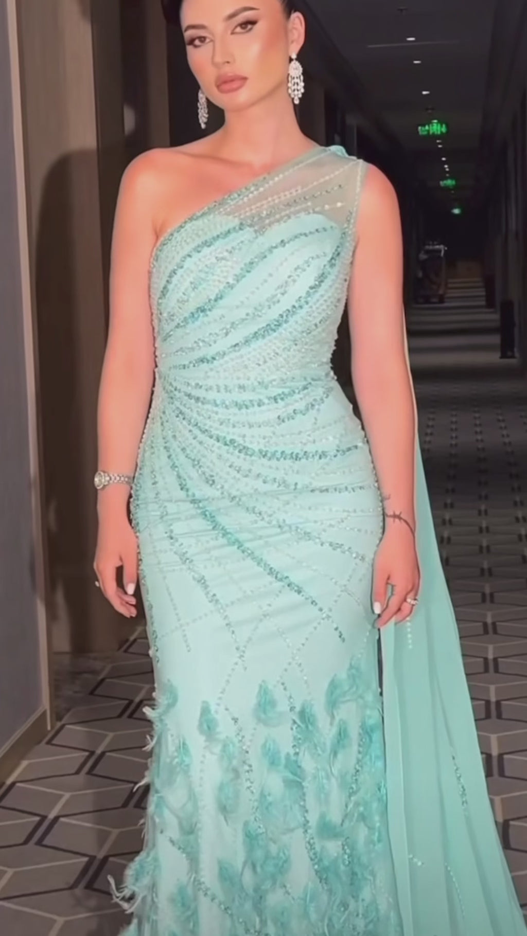 Robe asymétrique brodée avec plumes et traîne