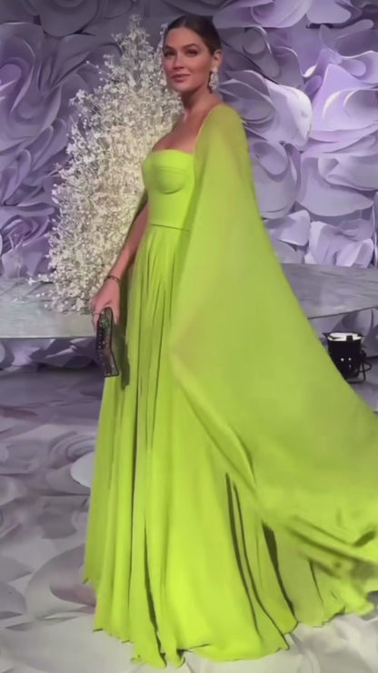 Robe fluide en mousseline avec cape