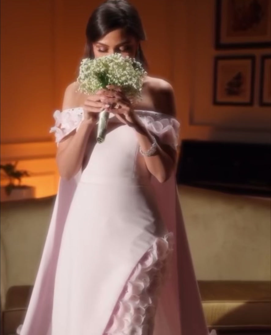 Robe Rose Élégante avec Détails Floraux et Traîne