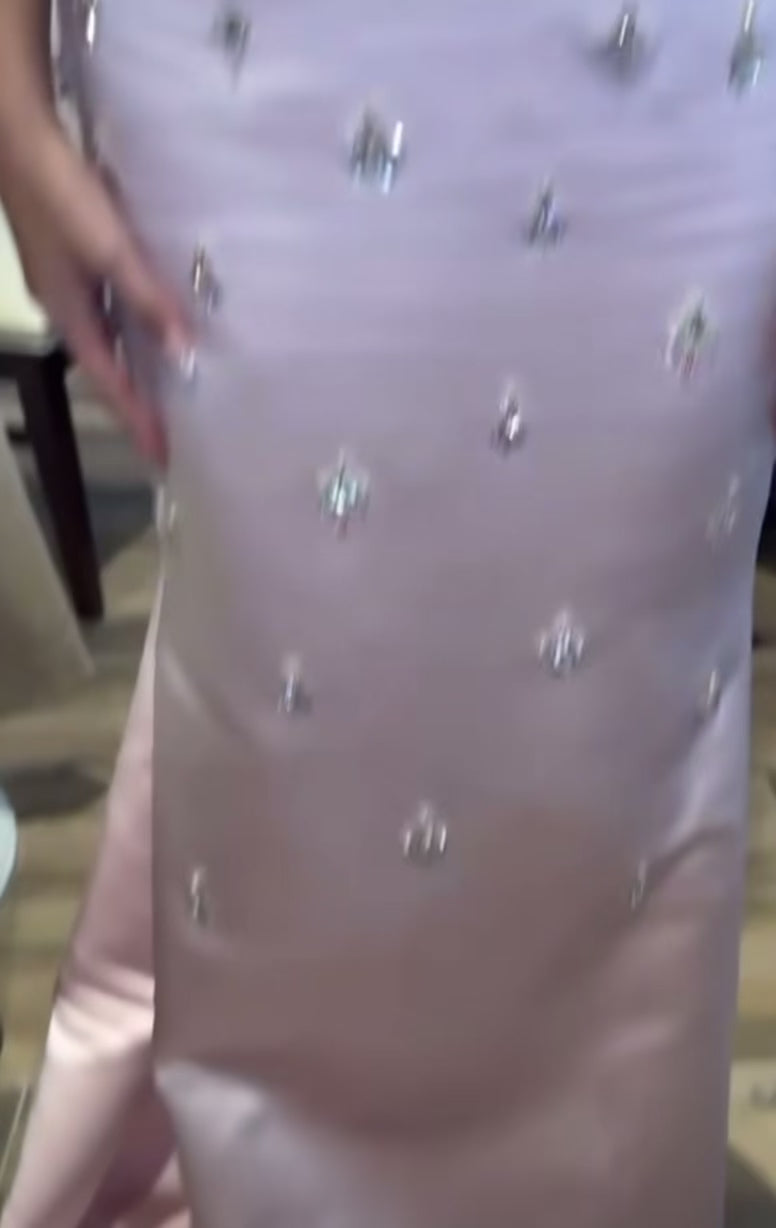 Robe de Soirée Élégante en Rose Poudré avec Broderies et Détails en Perles