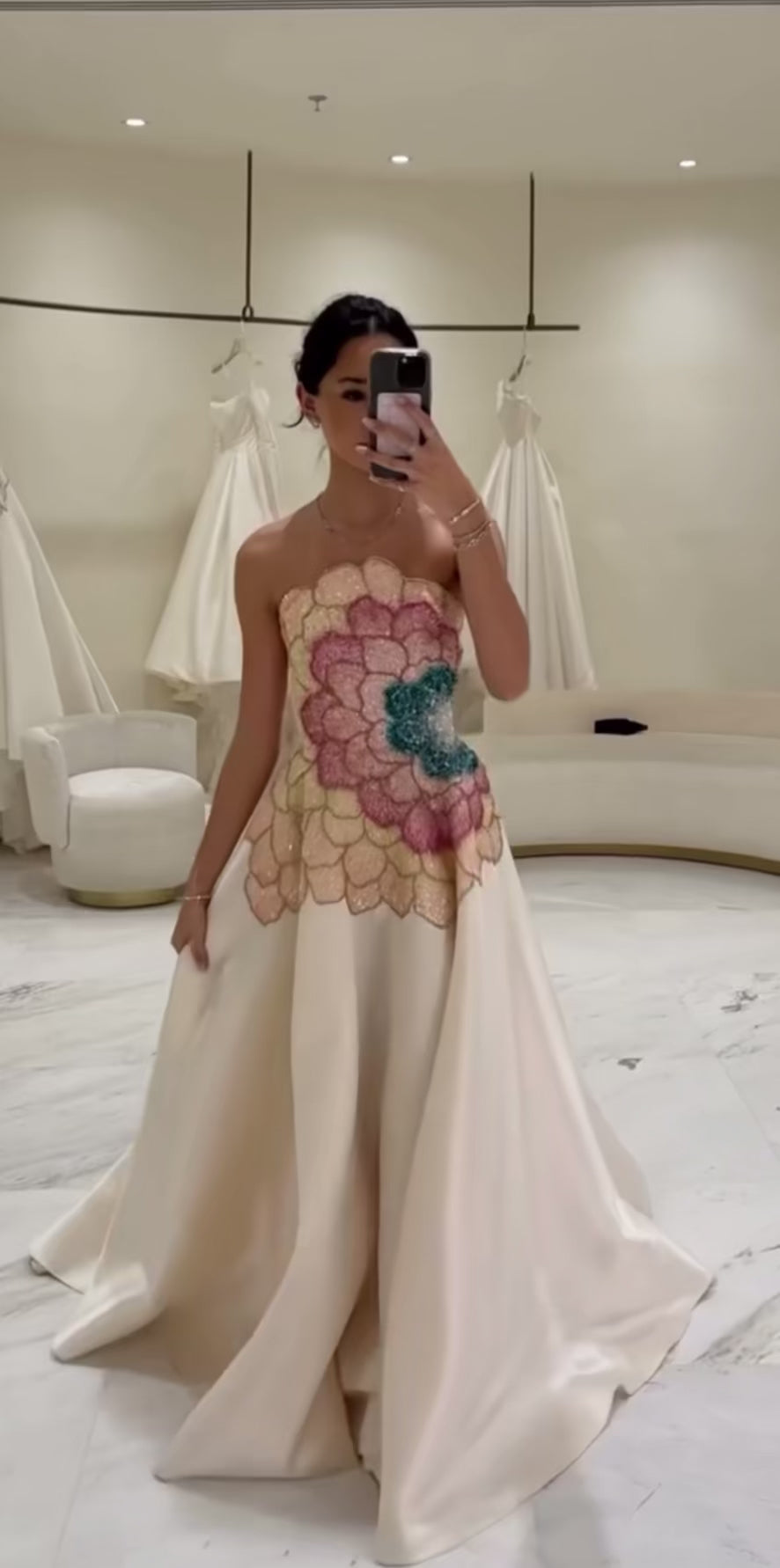 Robe satin brodée