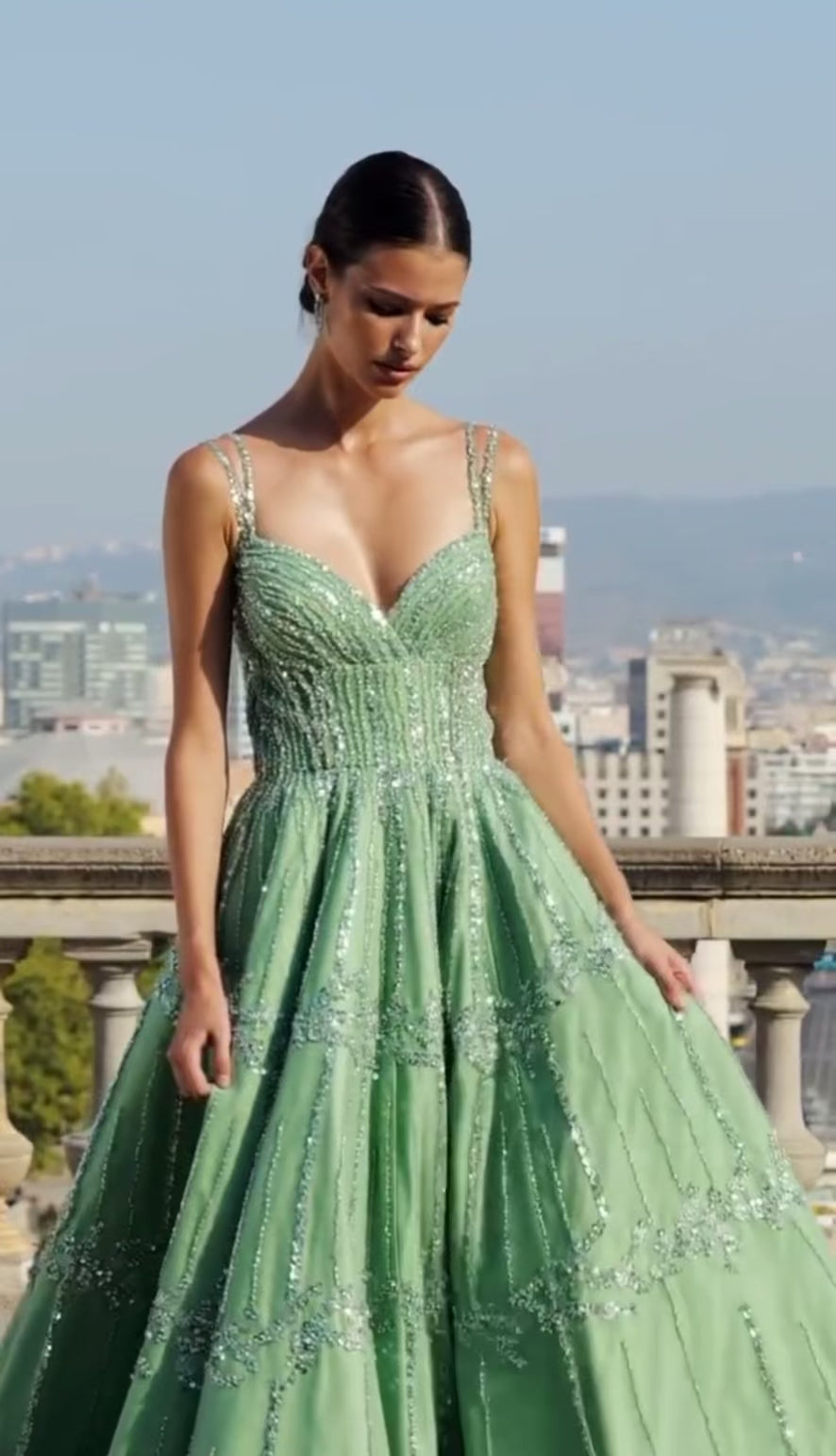 Robe verte brodée